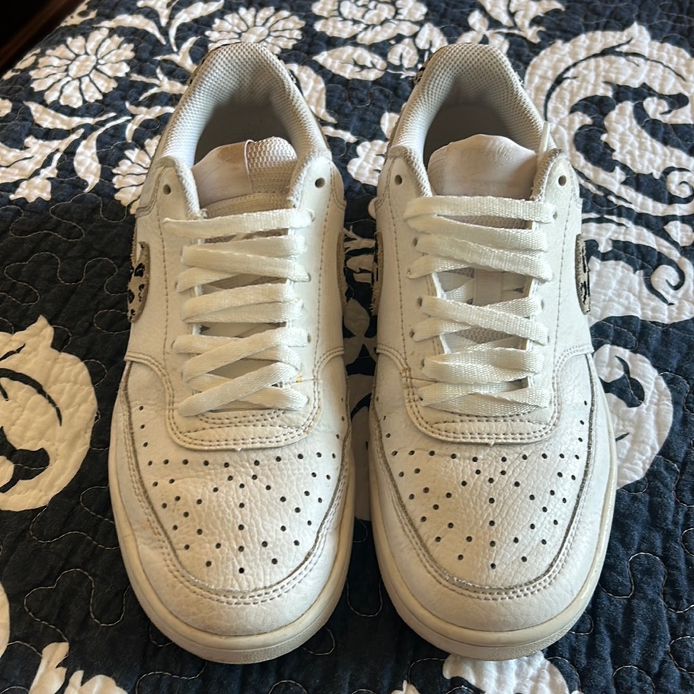 Nike casual shoes white
